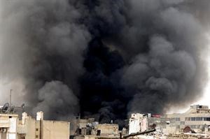 صورة بثها المركز الاعلامي في حلب لاعمدة دخان تتصاعد من ابنية قصفتها قوات النظام اپ