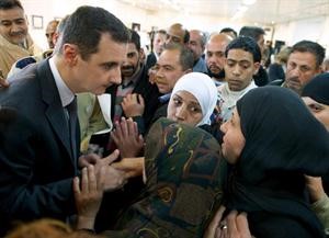 بشار الاسد خلال زيارته المفاجئة لمركز تربوي بدمشق امس افپ