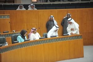 الشيخ صباح الخالد متوسطا ذكرى الرشيدي ومصطفى الشمالي﻿