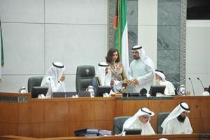 الرئيس علي الراشد ونائبه مبارك الخرينج وامين السر كامل العوضي وديوسف الزلزلة ودرولا دشتي على المنصة	متين غوزال﻿