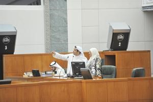يعقوب الصانع متحدثا وبجانبه دمعصومة المبارك﻿