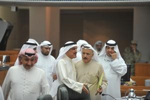 نبيل الفضل يحاول تهدئة كامل العوضي خلال الجلسة﻿