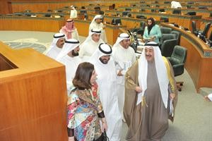الشيخ احمد الحمود وحوله النواب اثناء خروجه من القاعة﻿