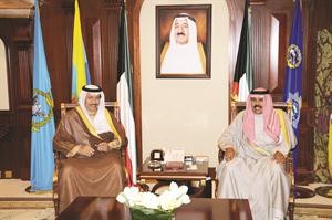 سمو ولي العهد الشيخ نواف الاحمد خلال لقائه سمو رئيس الوزراء الشيخ جابر المبارك﻿