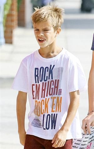 روميو ديفيد بيكام يتخلى عن جاستن بيبر ويرمي صورته