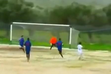 بالفيديو.. أغرب فرصة ضائعة في عالم كرة القدم 