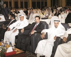 دنايف الحجرف ودحمد الدعيج مع كبار الحضور خلال الاحتفال﻿