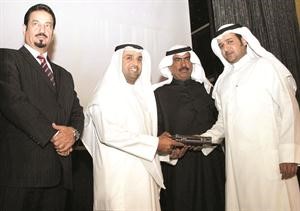 دالحجرف مكرما احد الطلبة الدارسين﻿