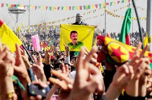 الاف الاكراد يحتفلون بعيد النوروز رافعين صور اوجلان في ديار بكر 	افب﻿