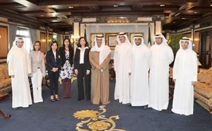 سمو رئيس الوزراء الشيخ جابر المبارك خلال لقائه درولا دشتي والمشاركين في برنامج المهنيين الشباب للعمل في الامم المتحدة
