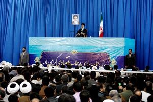 خامنئي متحدثا امام الاف الايرانيين في مدينة مشهد امس	افپ﻿