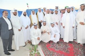 لقطة تذكارية للمشاركين في وضع حجر الاساس	 سعود سالم﻿