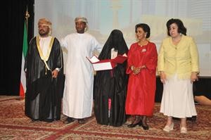 الام المثالية الخليجية سليمة المالخي تتسلم جائزتها بحضور الشيخ سالم المعشني﻿