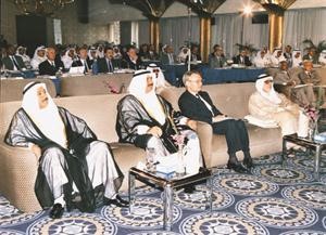 احمد بزيع الياسين ومحافظ البنك المركزي السابق خلال احد المؤتمرات الاسلامية