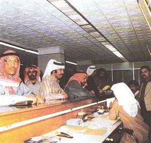 العملاء لدى تلقيهم الخدمة في احد فروع بيتك