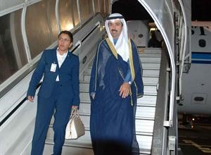 علي الراشد لدى وصوله الى كيتو وفي استقباله السفيرة ريم الخالد

