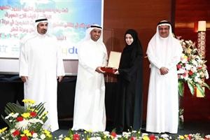 تكريم احدى الطالبات في الملتقى السنوي لمكتبنا الثقافي بدبي