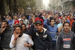 محتجون يرددون هتافات مناهضة للاخوان المسلمين خلال جمعة رد الكرامة امس 	افپ﻿