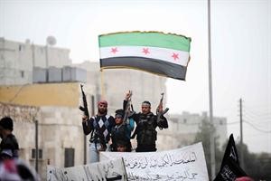 افراد من الجيش السوري الحر خلال تظاهرات مناهضة للنظام في حلب 
