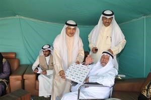 علي حسن يقدم هدية لاحد المسنين﻿
