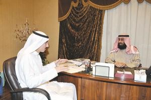 دمبارك الهاجري متحدثا للزميل عبدالله الراكان﻿