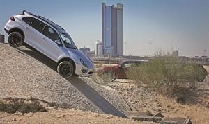 أداء متفوق لسيارات بورشه الرياضية في حلبة «دبي أوتودروم»