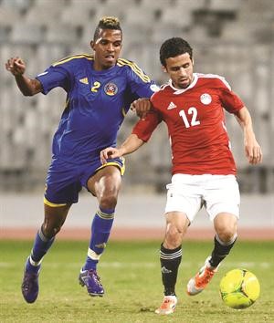 احمد شديد قناوي مدافع مصر يمر من لاعب سوازيلاند كريستي افپ