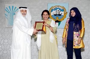 الشيخة شيخة العبدالله تكرم المشاركين في الاحتفال﻿