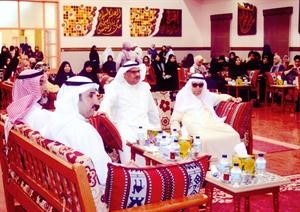 عبدالصمد المزروعي مع الحضور خلال الاحتفال
