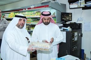 مفتشو البلدية يعاينون عينة من المعجنات
