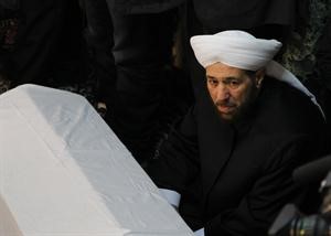 مفتي سورية احمد حسون بجوار جثمان العلامة محمد سعيد رمضان البوطي قبل دفنه افپ