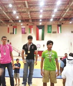 علي بهبهاني على منصة التتويج بالمركز الاول ﻿