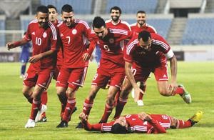فرحة لاعبي لبنان بتسجيل هدف في مرمى تايلند﻿