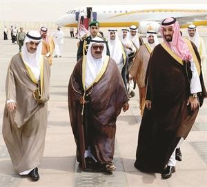 الشيخ ناصر صباح الاحمد لدى وصوله الى مطار قاعدة الرياض الجوية
