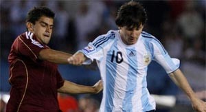 بالفيديو.. لاعب فنزويلا يفي بوعده ويضرب ميسي!