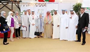الشيخ دابراهيم الدعيج ودحياة الحجي مع الحضور في الاحتفال﻿