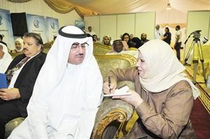 الشيخ فهد المبارك متحدثا الى الزميلة ليلى الشافعي اسامة ابوعطية