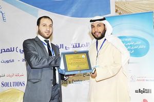 عبدالله السلامة يكرم احد المشاركين