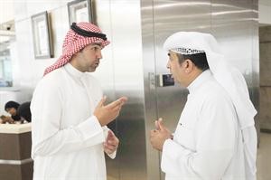 مدير العلاقات العامة عبدالله الحاي متحدثا للزميل فرج ناصر هاني عبدالله
