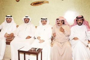 يوسف حجي متحدثا خلال المؤتمر ويبدو الزميل محمود الموسوي