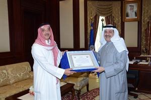 الشيخ احمد الحمود مكرما الفريق متقاعد خليل الشمالي﻿