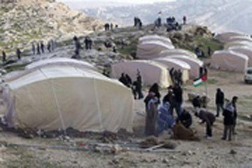 الاحتلال يزيل خياماً أقامها فلسطينيون احتجاجاً على الاستيطان