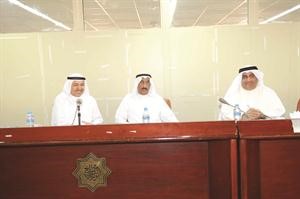 الخلف متوسطا عبدالله الكندري ووليد حديد خلال العموميةهاني عبدالله﻿