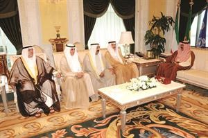 سمو ولي العهد الشيخ نواف الاحمد مستقبلا الشيخ ناصر صباح الاحمد وخالد الصقر وفاروق الزنكي
