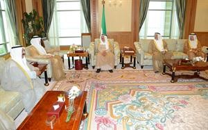 صاحب السمو الامير مستقبلا الشيخ ناصر صباح الاحمد والوفد المرافق له
