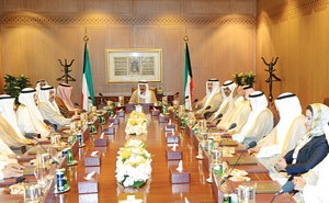 صاحب السمو الامير الشيخ صباح الاحمد لدى ترؤسه الاجتماعالاستثنائي لمجلس الوزراء امس بحضور سمو ولي العهد ونائب رئيس مجلس الامة