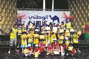 مجموعة من الفائزين يتسلمون جوائزهم﻿