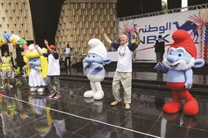 الشخصيات شاركت المشاركين في الاحتفال بعد نهاية السباق﻿