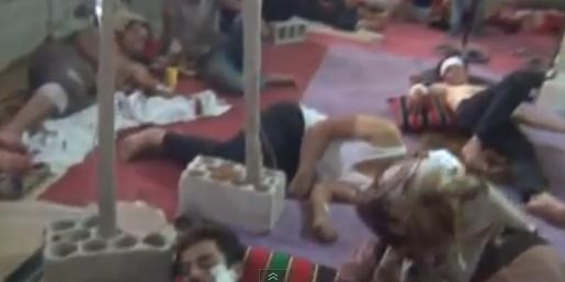 بالفيديو.. أم سورية تداوي جراح ابنها ليتعافى ثم يعود شهيدا كأخيه