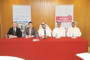 من اليمين احمد وبدر خالد الشلفان وعبدالله الهارون وممثلون من تايلور ويمبي وكريستوفر فرانسيس﻿
